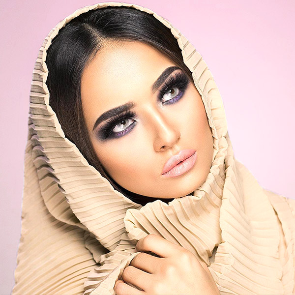 Beauty-Porträt mit hellen farbigen Kontaktlinsen und beigem Tuch